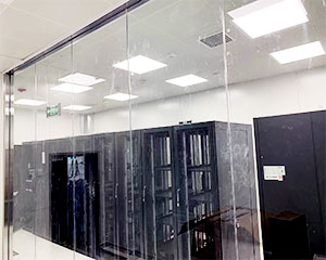 建设者们通过放线、拉筋、砌砖、抹水泥抹面、挂网等一系列工序