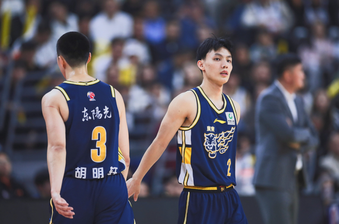 上海久事26篮板屠戮广东宏远，怀特塞德单挑全华