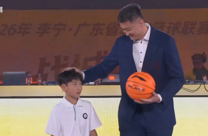 上海久事26篮板屠戮广东宏远，怀特塞德单挑全华