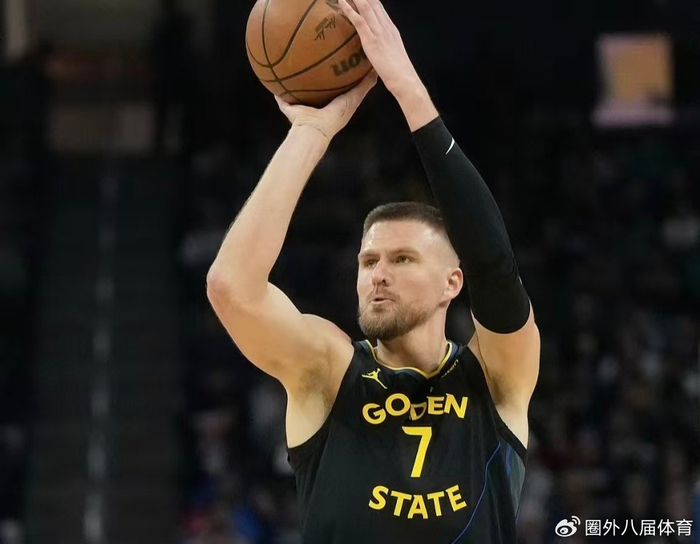 勇士团队篮球力克骑士 波尔津吉斯回归首战16分